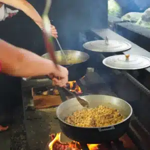 Initiez-vous à la cuisine réunionnaise feu de bois