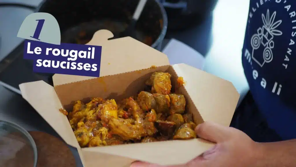 Rougail saucisse réunionnais cuisiné en atelier de cuisine à La Réunion