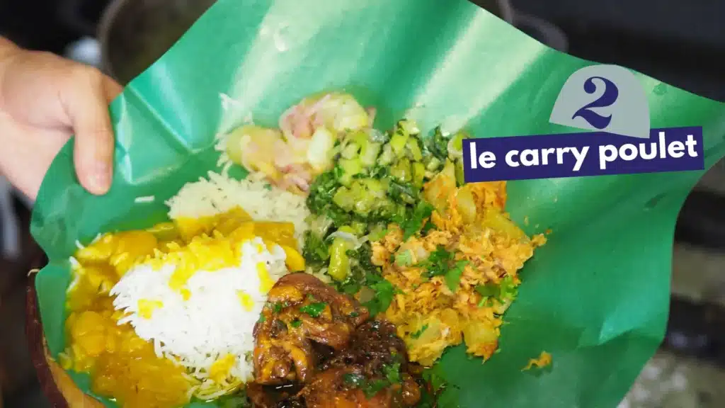 Carry poulet réunionnais en cours de préparation lors d’un atelier cuisine à La Réunion