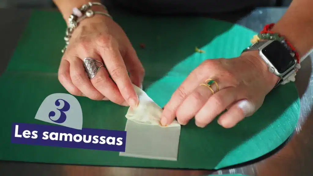 Samoussas réunionnais frits préparés lors d’un atelier de cuisine à La Réunion